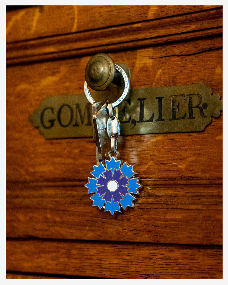 Porte-clé argenté Bleuet de France